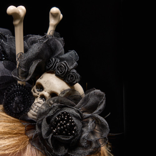 Fascinator Las Tibias detail skull